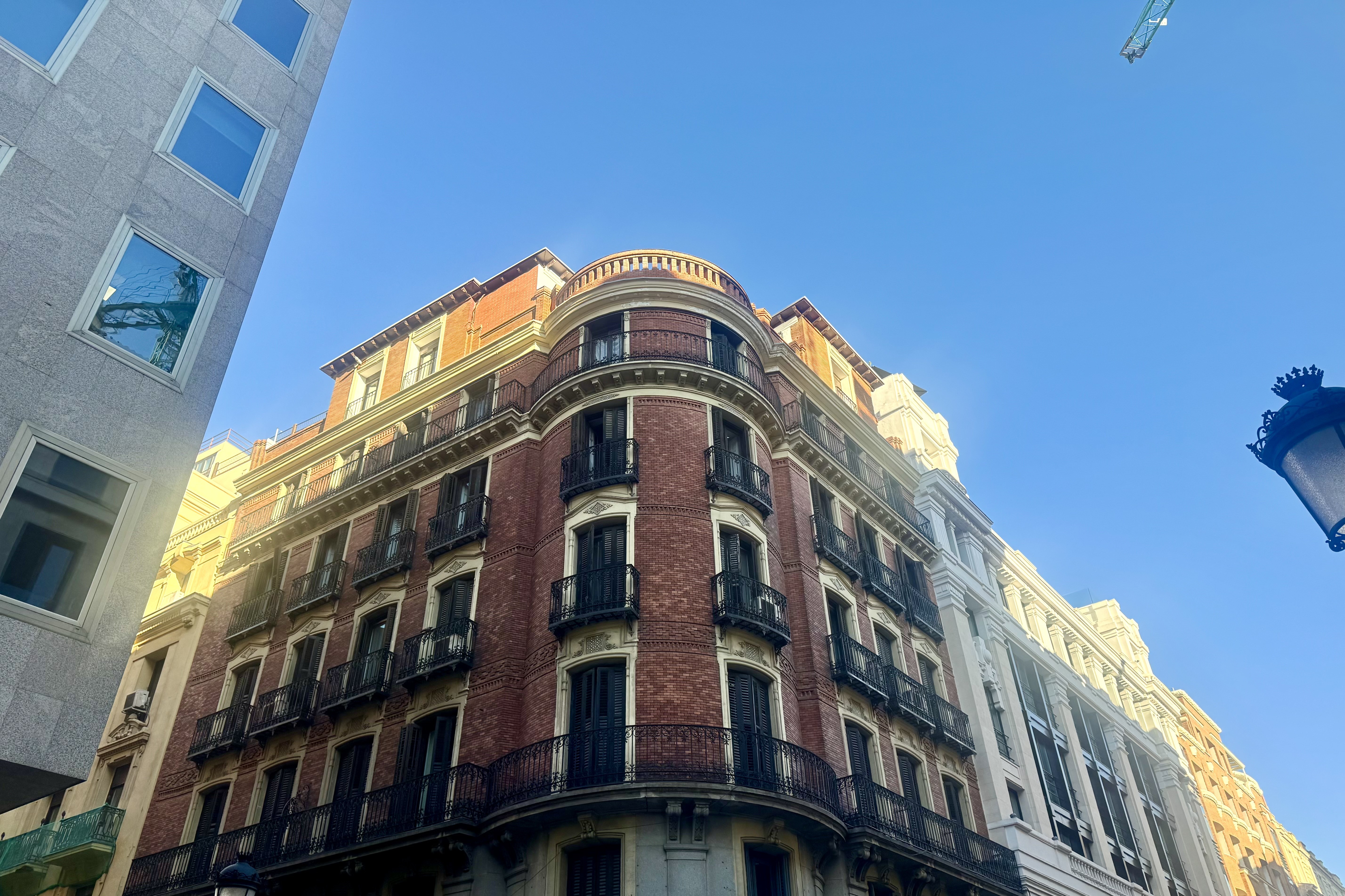 Corner apartment on Calle Cedaceros