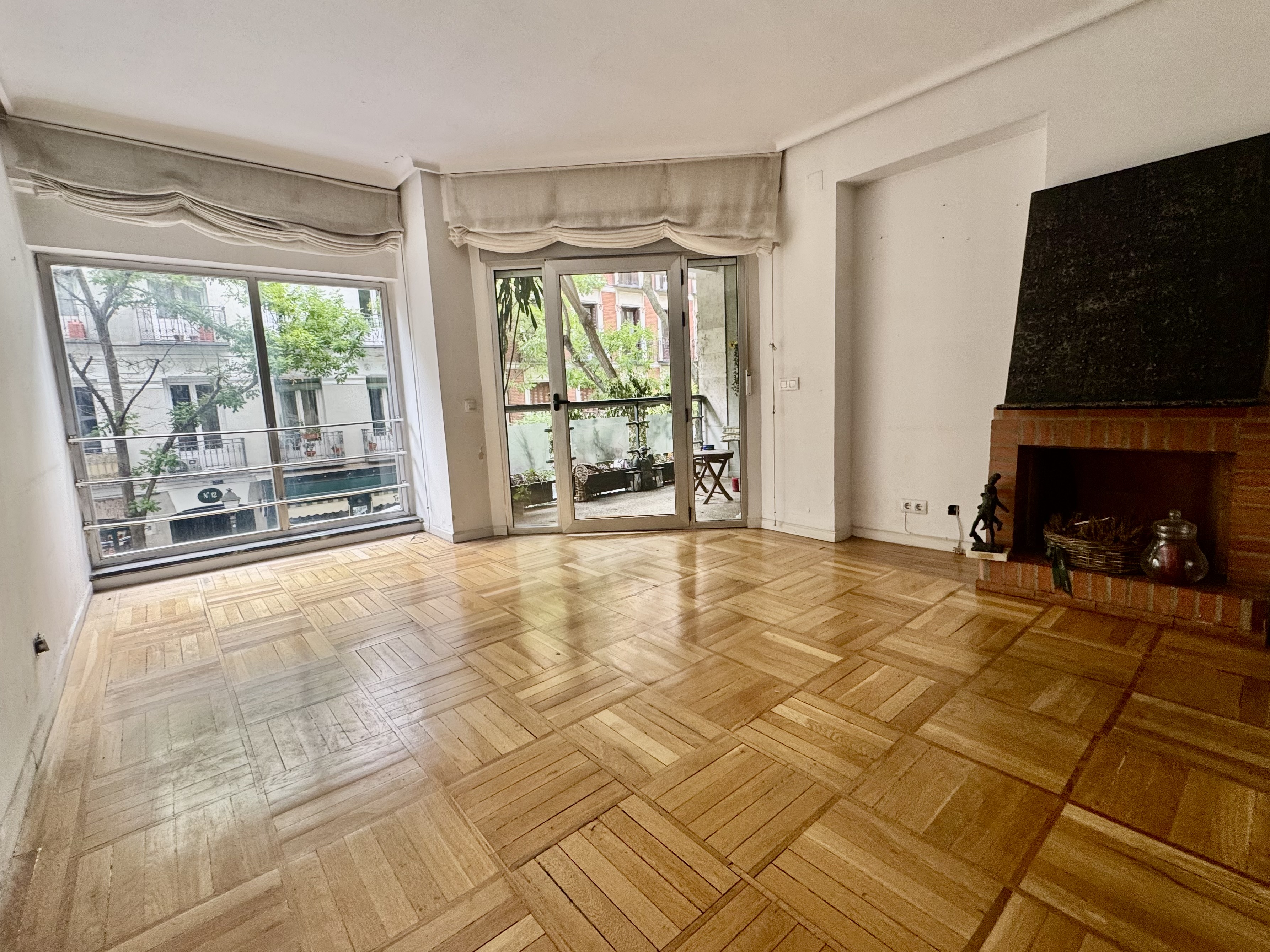 Great apartment for renovation in Castelló, next to El Retiro.